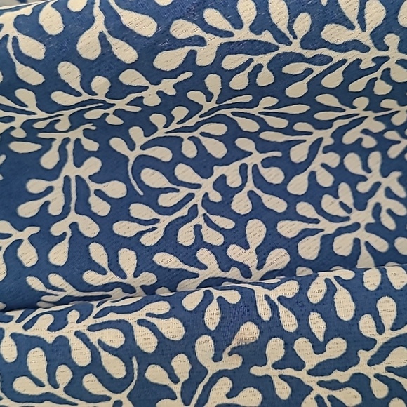 Blue and white floral Top - Picture 2 of 3